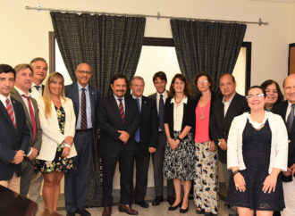 El gobernador Sáenz se reunió con representantes de organizaciones internacionales y los invitó a participar en la Mesa Multisectorial
