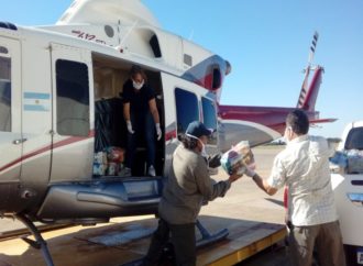 Asistencia aérea a familias de General Mosconi ante la pandemia desde Gobierno