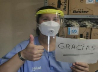 Profesores de escuelas realizan y entregan barbijos a hospitales