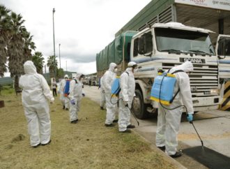 Fumigan a colectivos y camiones en el ingreso a Salta