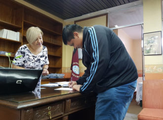 Nuevos egresados de hogares convivenciales reciben tarjetas de asignación económica