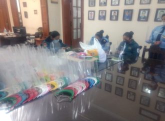 Agentes penitenciarios elaboran artículos de protección para combatir el Coronavirus