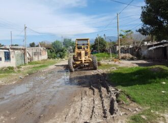 Intensifican el trabajo de nivelación y enripiado en los barrio de la capital