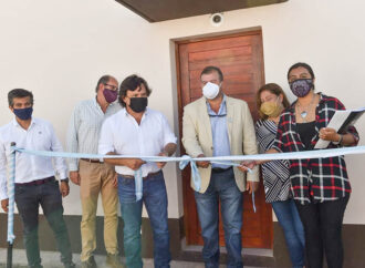 Saenz entregó viviendas en El Quebrachal