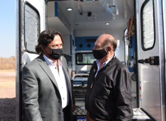 Saénz entregó una ambulancia al municipio de Gral Mosconi