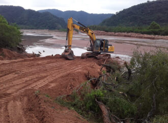 Obras de mantenimiento en el río Caraparí y en el embalse El Limón