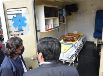 Sáenz recorrió el hospital de Tartagal y entregó una nueva ambulancia