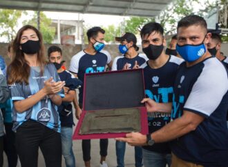 Bettina Romero entregó un reconocimiento a GyT por el ascenso