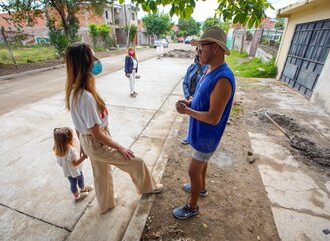 La intendenta recorrió la obra de pavimentación de calle Anzoátegui al 1.500