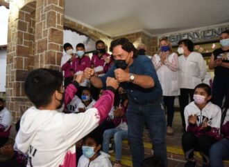 Sáenz entregó tablets a chicos de Los Blancos