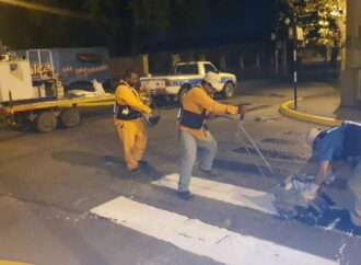 El municipio trabaja en la demarcación de señalética en calzadas de establecimientos escolares