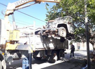 Continúa el operativo de retiro de vehículos abandonados en la vía pública