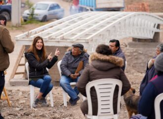 Bettina Romero recorrió las obras del paseo y pasarela peatonal del canal Tinkunaku