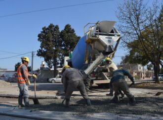 Avanzan los trabajos de bacheo en calle Pellegrini y en Santa Lucía