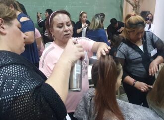 Alumnos de la Escuela de Artes y Oficios realizaron 300 peinados en el desfile “Urdiendo Moda 2022”