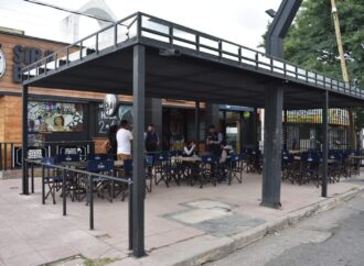 Por obstrucción de vereda un local comercial deberá desmontar la pérgola