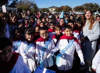 Bettina Romero tomó la promesa de lealtad a la bandera a estudiantes de cuarto grado