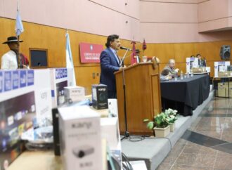 Impulsando la conectividad, Sáenz entregó equipamiento informático a 15 municipios salteños