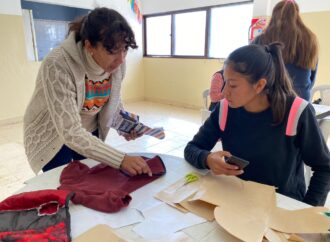 El taller de ropa y accesorios caninos crece en el CIC de Solidaridad