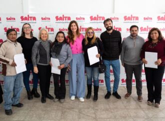 Bettina Romero entregó microcréditos municipales a emprendedores de la ciudad