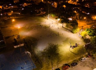 El municipio colocó nuevas luminarias en el barrio Limache