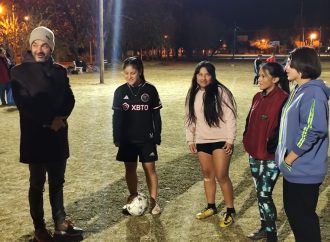 El municipio colocó nuevas luminarias en la cancha de barrio Universitario