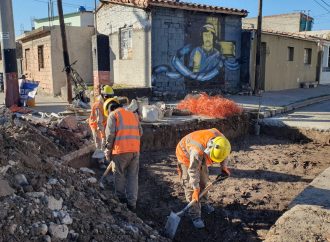 Realizan tareas de recuperación de calzada en San Luis al 2.400 y La Rioja al 1.700