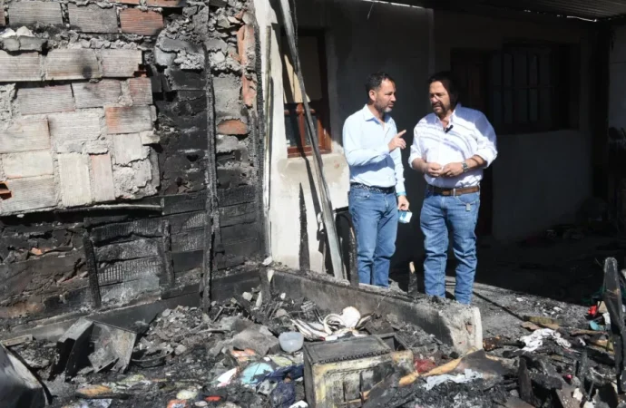En barrio Ampliación 20 de Junio, el Gobernador coordinó la asistencia a las familias damnificadas por el fuego