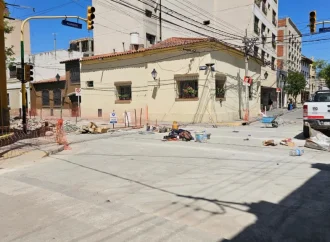 Ejecutan mejoras de calzada en distintos tramos de la calle Catamarca