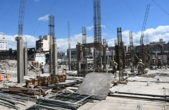 Mercado San Miguel: avanza la obra de base de hormigón sobre calle Urquiza