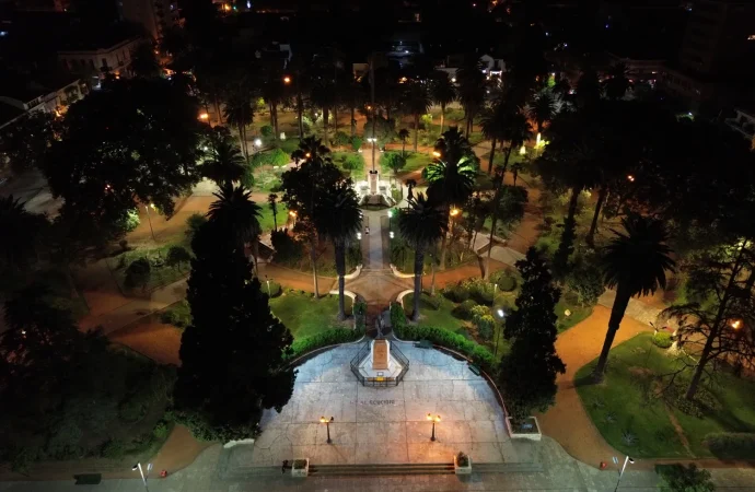 La plaza Güemes ya luce su nueva luminaria LED