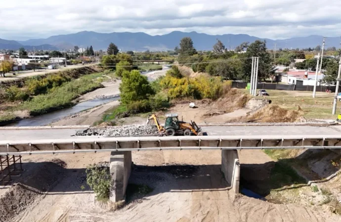 Comenzó la demolición de la estructura de hormigón del viejo puente de Santa Lucía