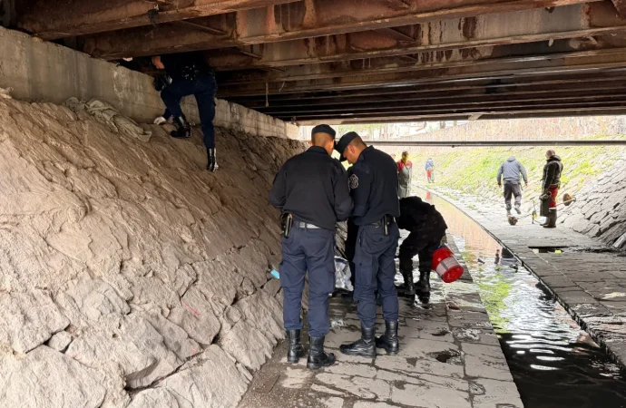 El municipio despejó el canal Esteco y retiró residuos acumulados en los bajo puentes